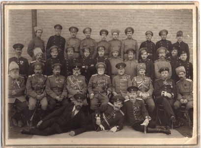 Фотография офицеров и нижних чинов Туркестанского (?) военного округа.