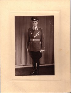 Фотография гвардии полковника советской армии в парадной форме.