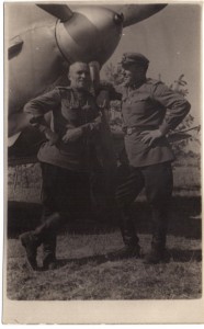 Фотография двух летчиков на фоне самолета.