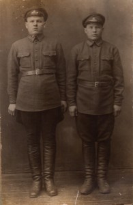 Фотография двух красноармецев в суконных гимнастерках.