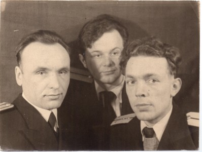 Фотография офицеров ВМФ в повседневных кителях.
