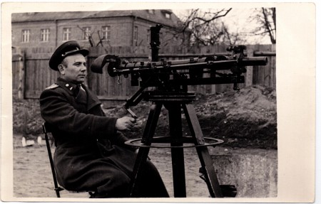 Фотография офицера со снайперским приспособлением (?).