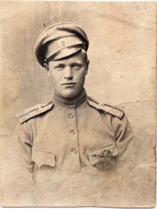 Фотография бомбардира-наводчика 2-й запасной тяжелой батареи.