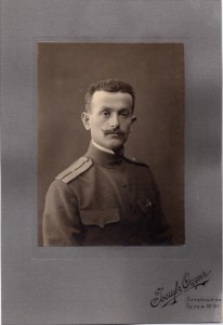 Фотопортрет прапорщика со знаком Владимирского военного училища на груди.