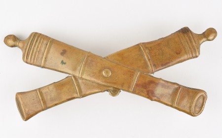 Знак на головной убор нижних чинов армейской и гарнизонной артиллерии.