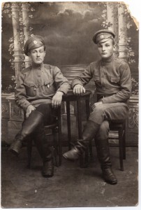 Фотография двух военных.