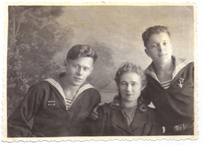 Фотография двух матросов со звездой Героя Советского Союза и "Морская гвардия".