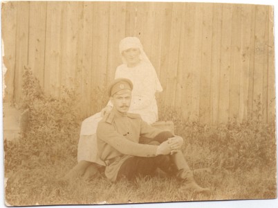 Фотография вольноопределяющегося с сестрой милосердия.