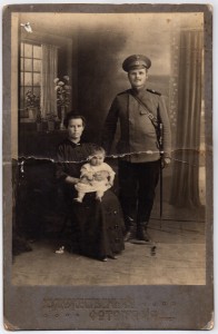 Кабинет-портрет ополченца с семьей.